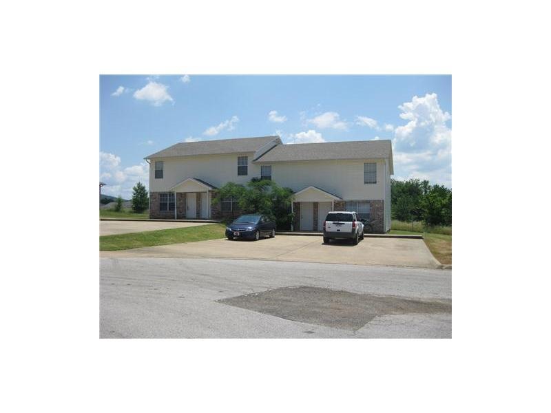 Exterior Front. Cute townhouse, minutes from U of A.