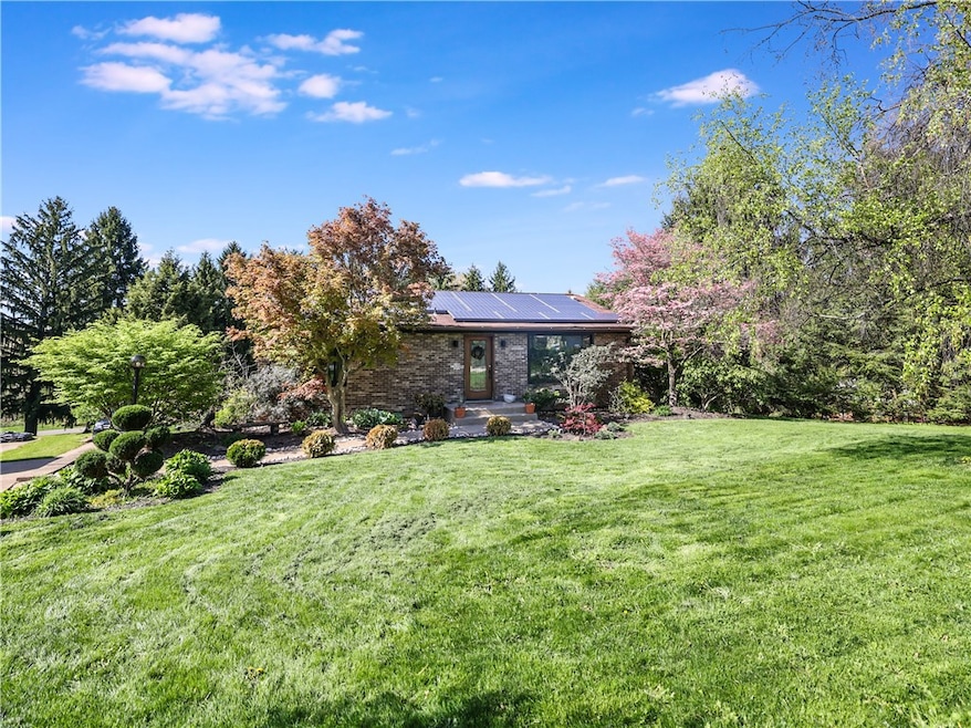 Unassuming...the front yard can be used as a back