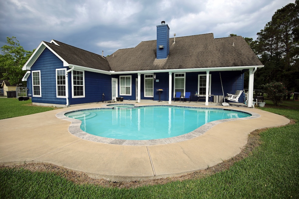 This pool is waiting on YOU for Fun in the Sun!!