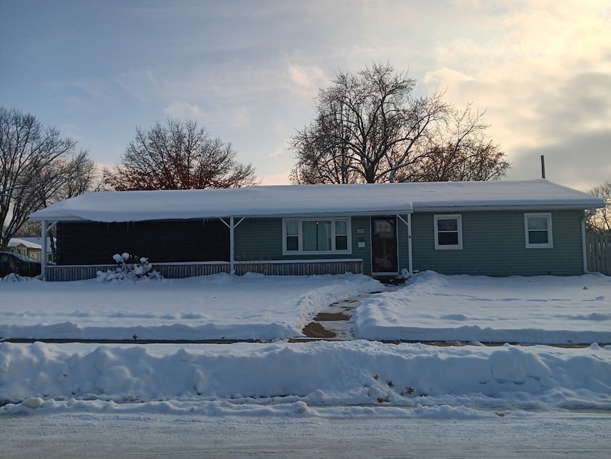 2307 W 38th Place, Davenport, IA 52806 - photo 1