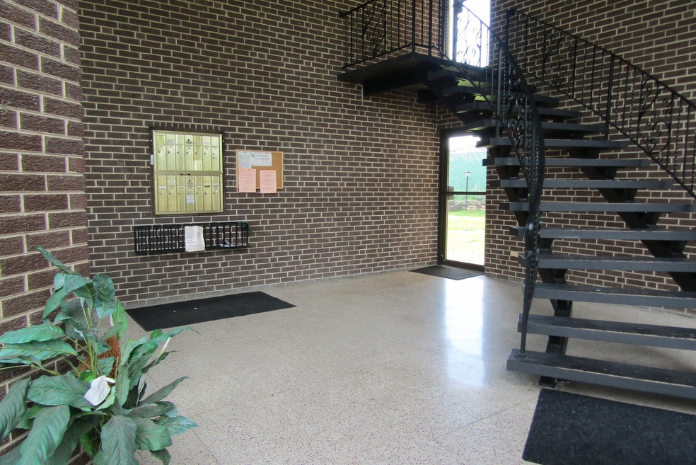 3N550 Crown Rd unit 1, Elmhurst, IL 60126 - photo 1