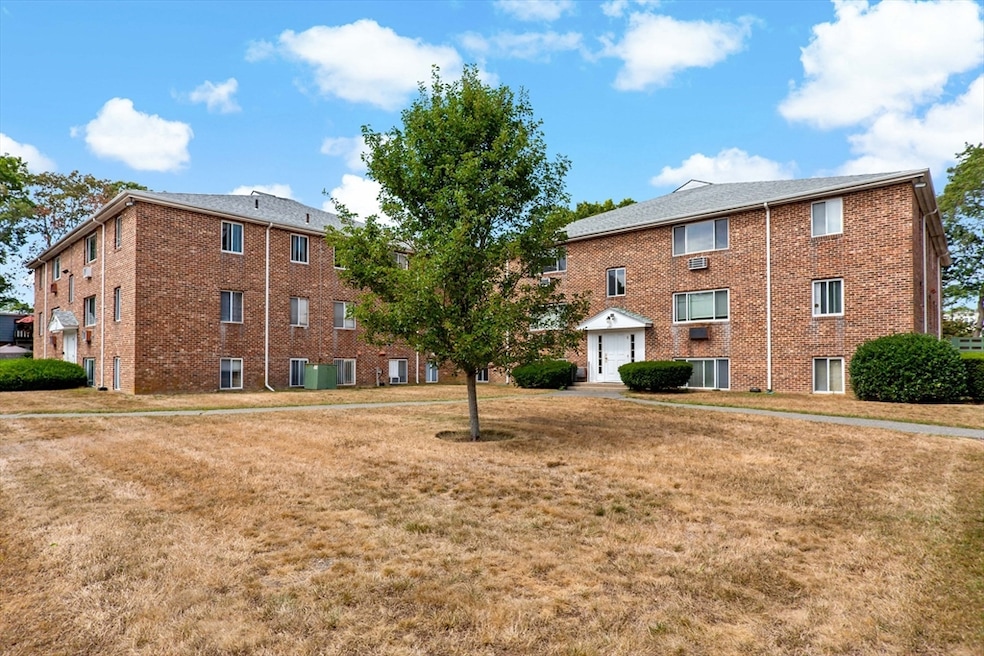 297 W Main St unit 12, Hyannis, MA 02601 - photo 1