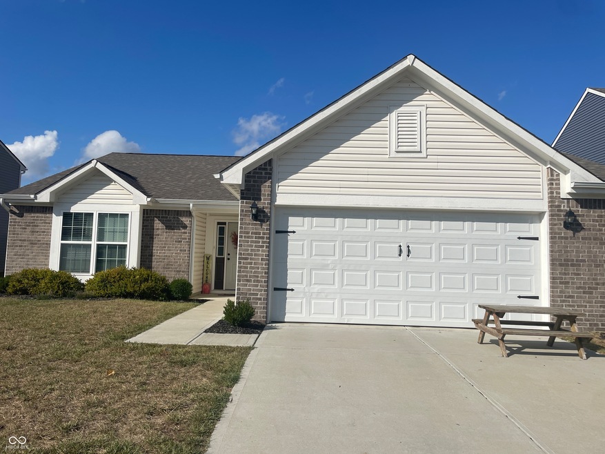 2018 Abbey Ln, Columbus Township, IN 47201 - photo 1