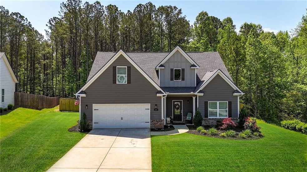 Craftsman inspired home with board and batten sidi