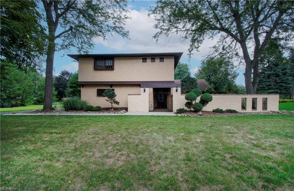 Lovely contemporary/Spanish style home on a dead-e