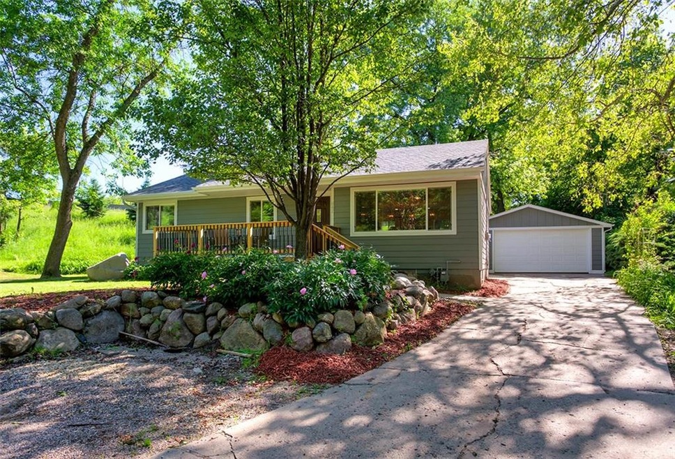 842 Cummins Pkwy, Des Moines, IA 50312 - photo 1