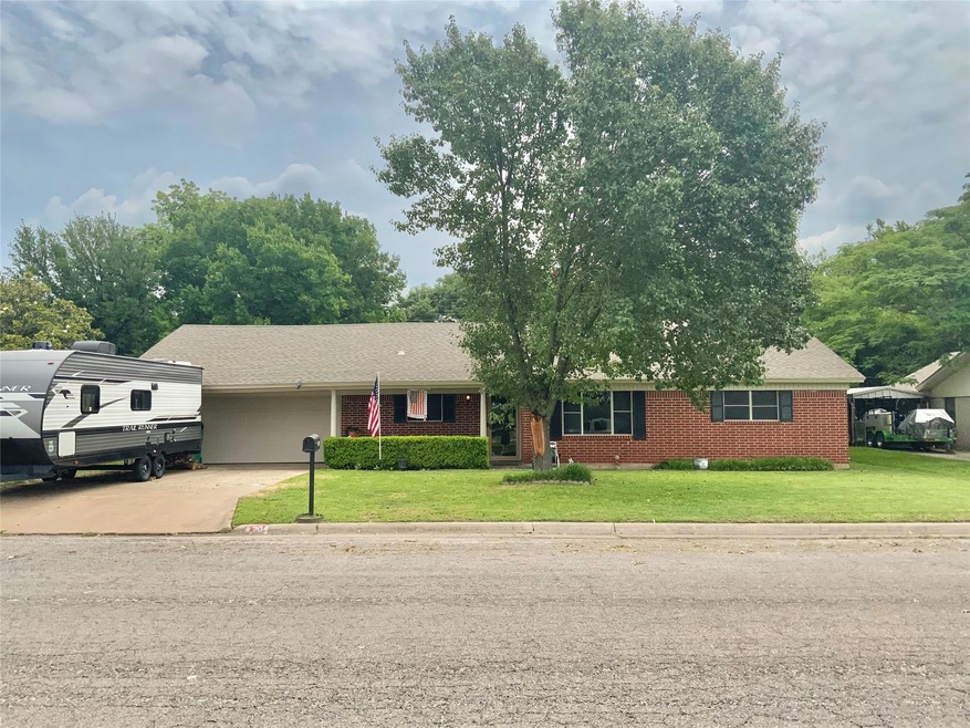 304 Elmwood St, Gainesville, TX 76240 - photo 1