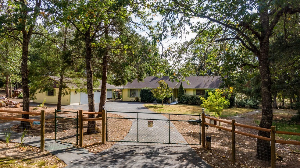 243 Dustin Way, Grants Pass, OR 97526 - photo 1