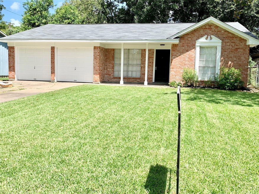 307 Sycamore St, Alvin, TX 77511 - photo 1