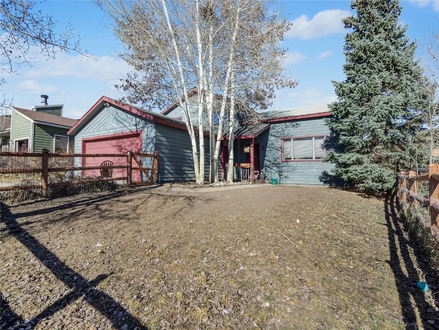 Front of home w/ fenced in front yard