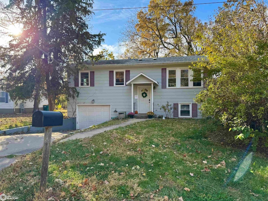 906 N 9th St, Fairfield, IA 52556 - photo 1