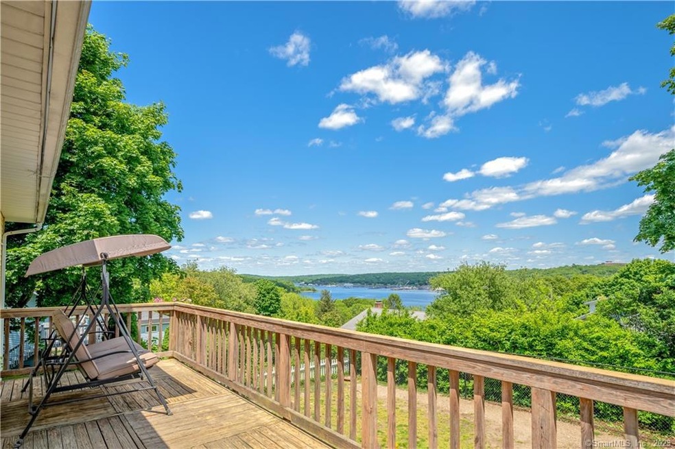 467 Mohegan Avenue Pkwy, Quaker Hill, CT 06375