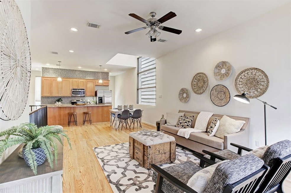 802 Waverly St unit B, Houston, TX 77007 - photo 1