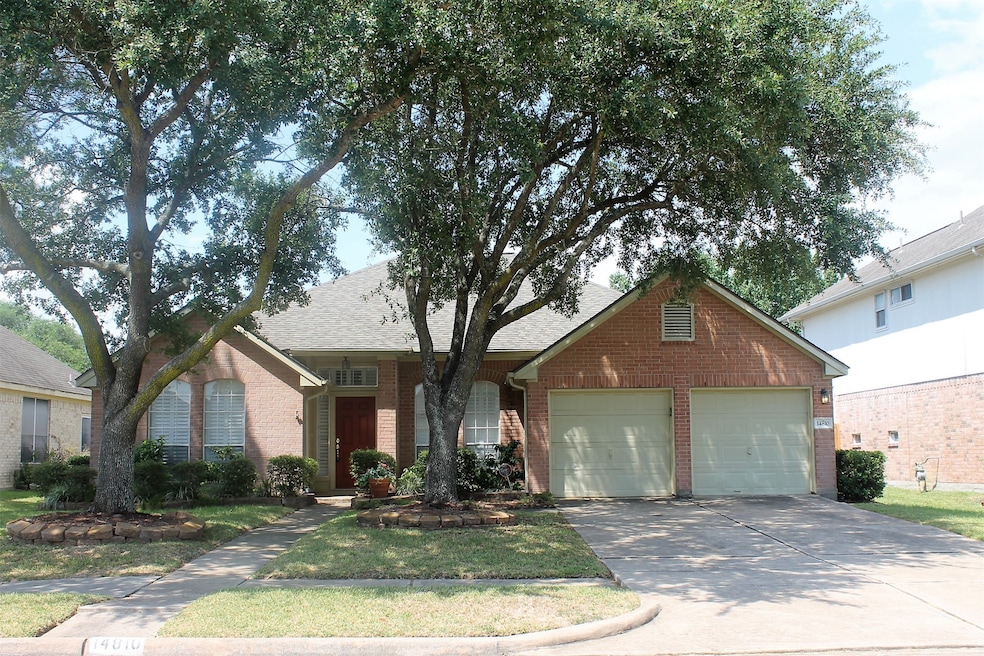 Lovely brick home in sought after Mission Bend Est
