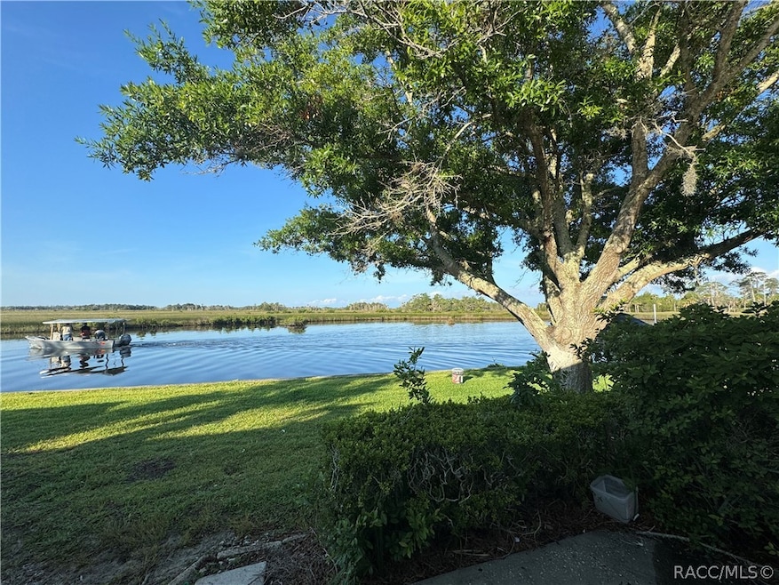 11568 W Bayshore Dr unit 17, Crystal River, FL 34429 - photo 1