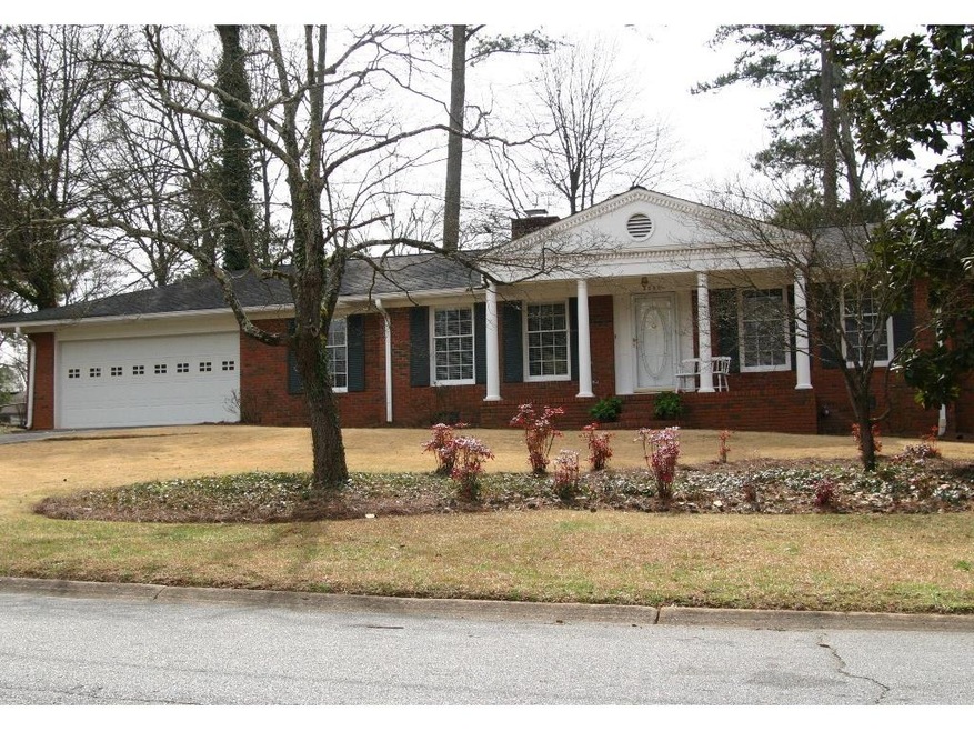 Beautiful 4-sided brick ranch minutes from I-75!