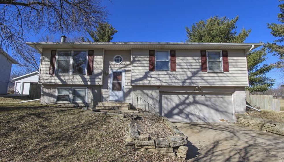 3906 Onawa Dr, Waterloo, IA 50701 - photo 1