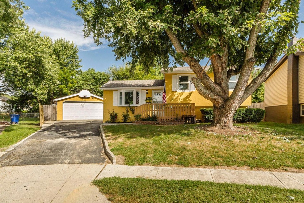 596 Oak Hollow Ct 01