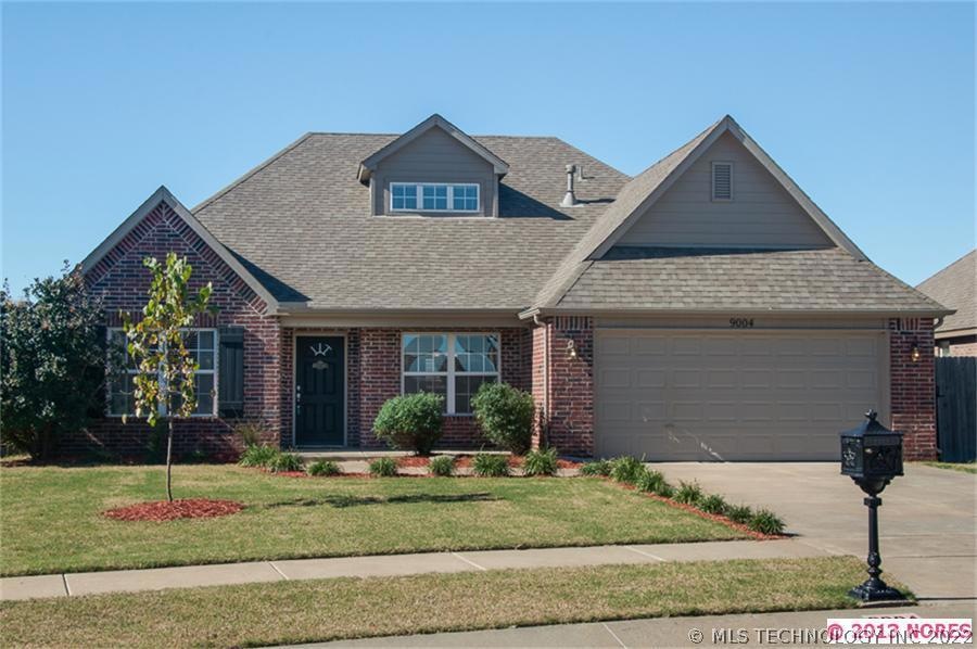 Great curb appeal, clean & light. Move in ready!