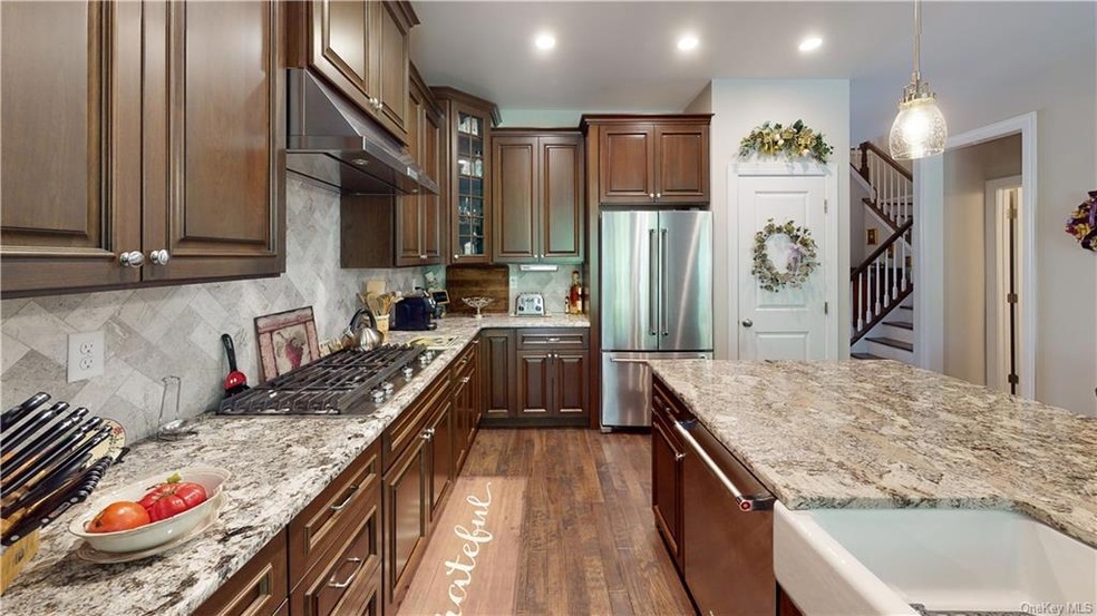 4 Hedges Ct, Cortlandt Manor, NY 10567 - photo 1