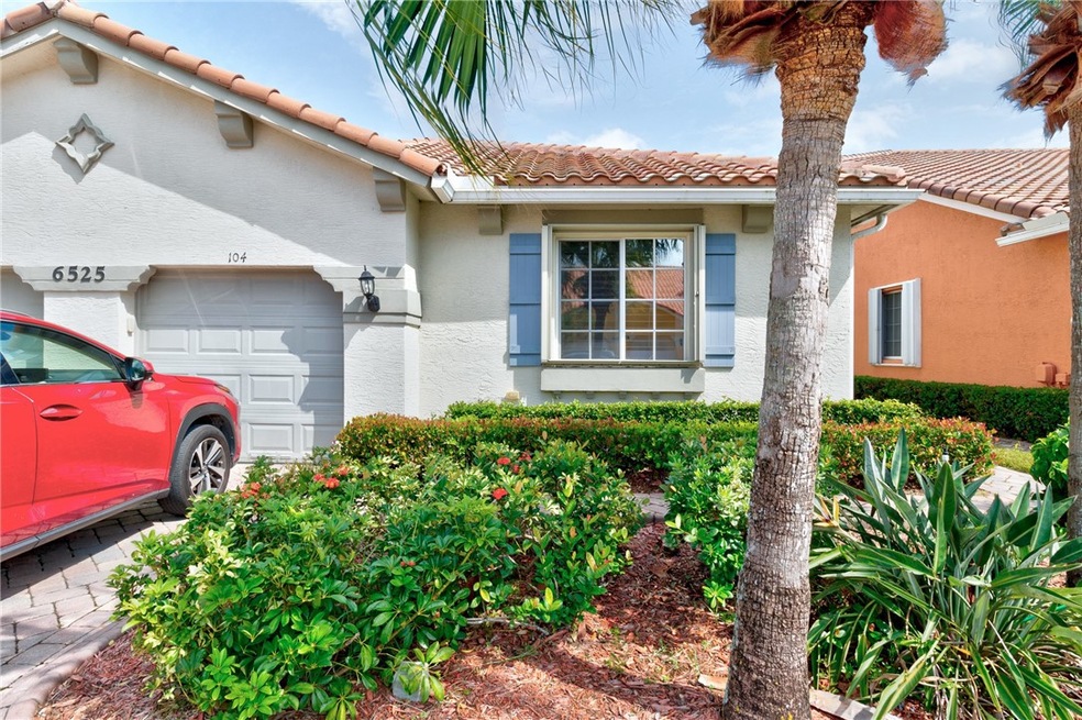 Great lakeside end unit Villa in 55+ Woodfield