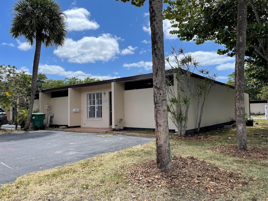 15012 Royal Palm Ln, Hialeah, FL 33014 - photo 1