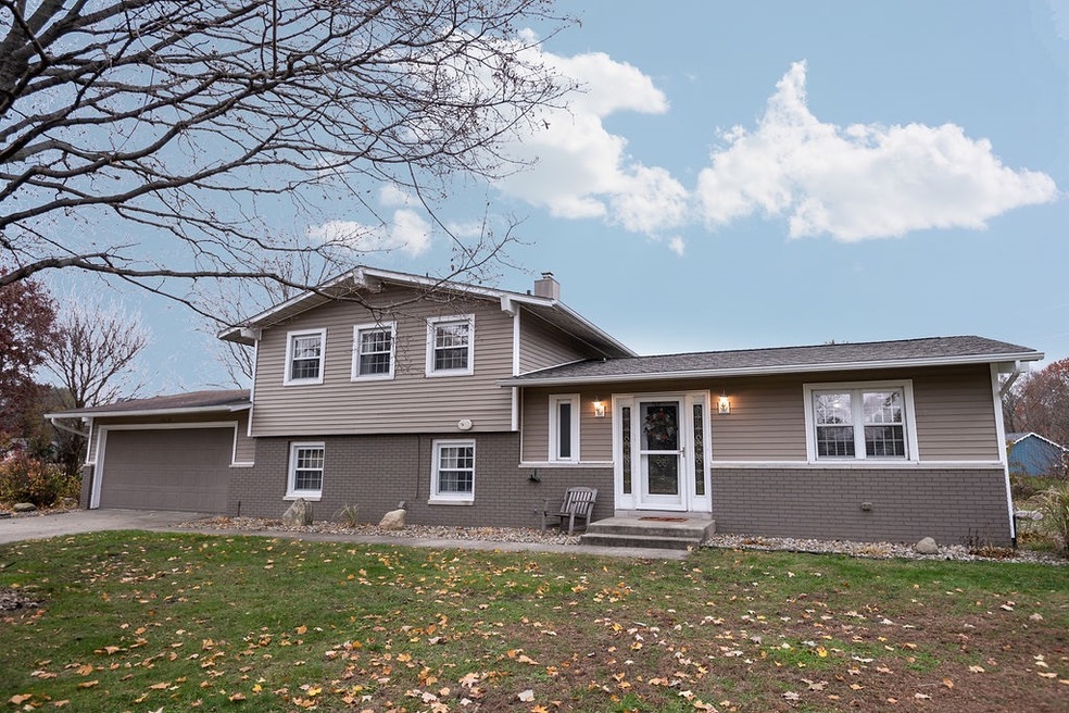 18428 Chaucer Ln, South Bend, IN 46637 - photo 1