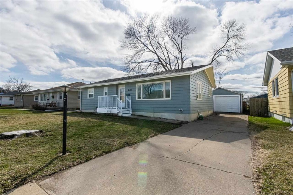 434 22nd St NW, Cedar Rapids, IA 52405 - photo 1