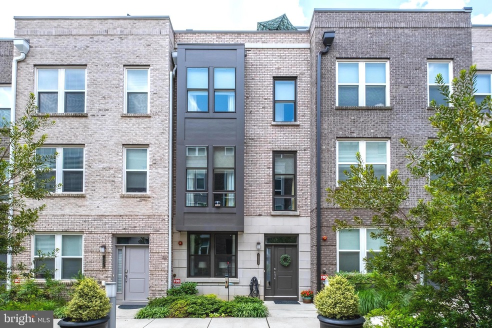 13336 Sherwood Park Ln, Herndon, VA 20171 - photo 1