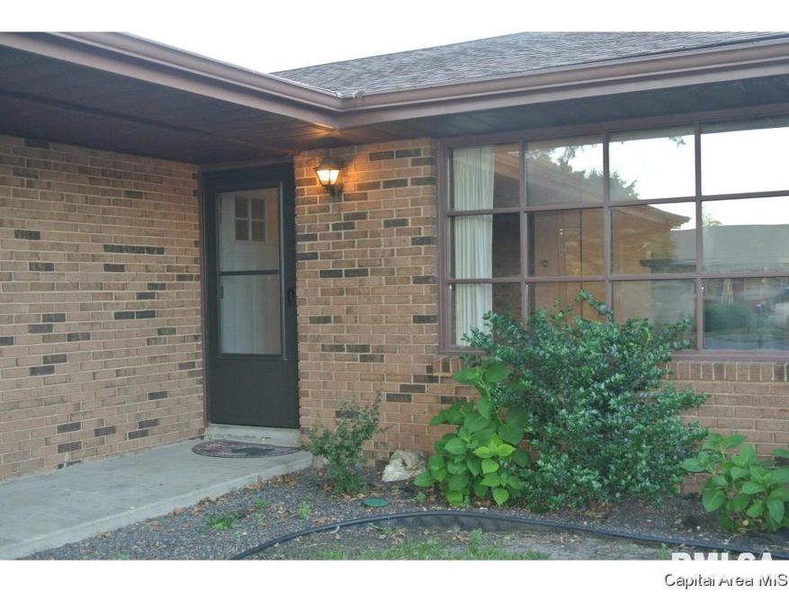 9 Eisenhower Dr, Jacksonville, IL 62650 - photo 1