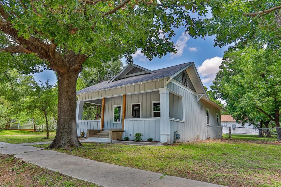 301 Belcher St, Gainesville, TX 76240 - photo 1