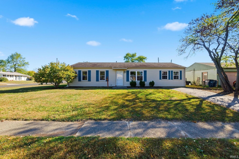 359 Center Dr, Frankfort, IN 46041 - photo 1