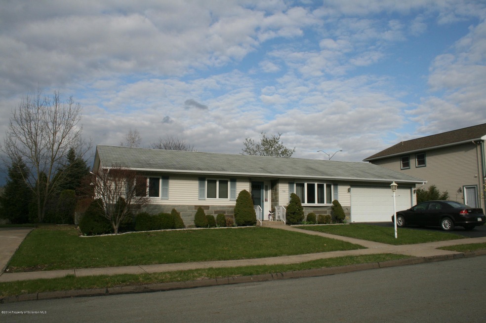 713 E Swinick Dr, Dunmore, PA 18512 - photo 1