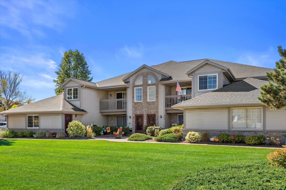 823 Quinlan Dr unit H, Pewaukee, WI 53072 - photo 1