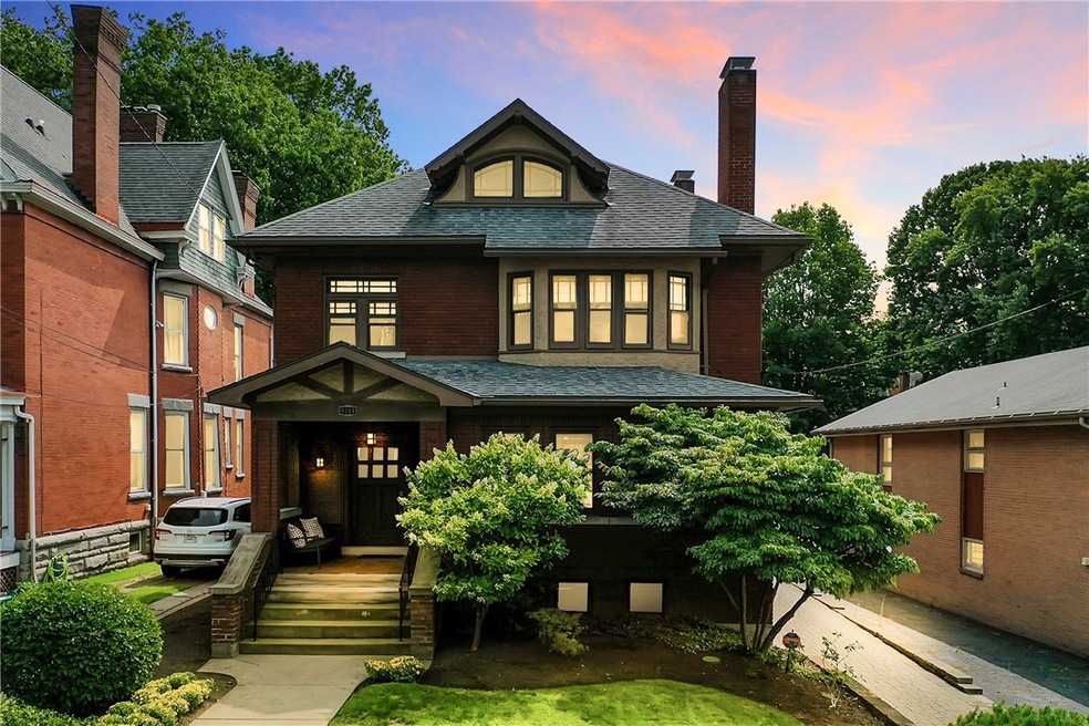 Arts & Crafts style architecture and beautifully k