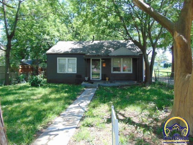 1029 SE Pinecrest Dr, Topeka, KS 66605 - photo 1