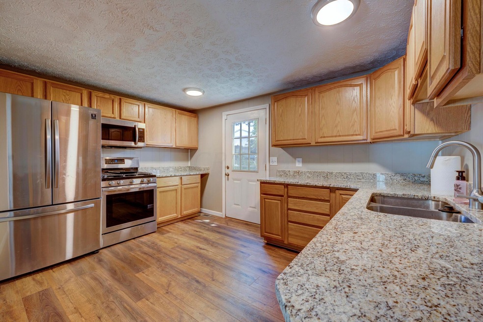 Updated Kitchen w/ Granite!