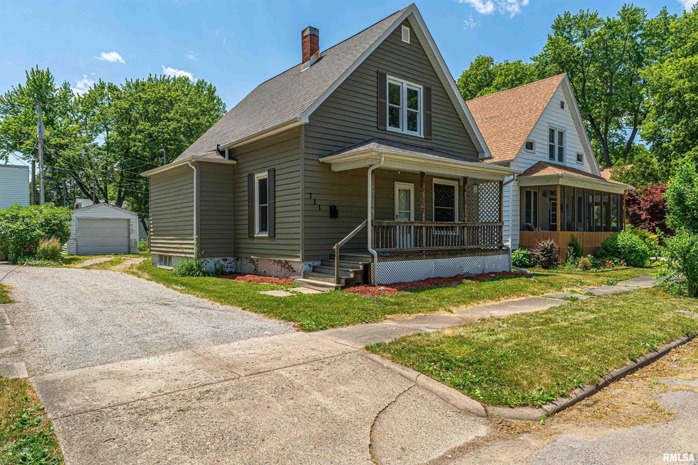 711 Lincoln Ave, Lincoln, IL 62656 - photo 1