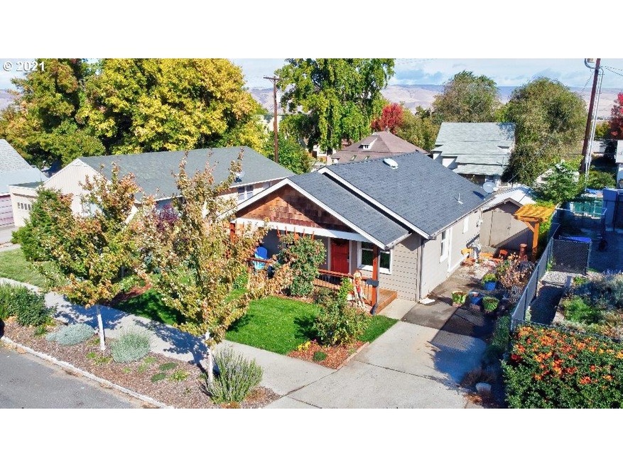 209 W 10th St, the Dalles, OR 97058 - photo 1