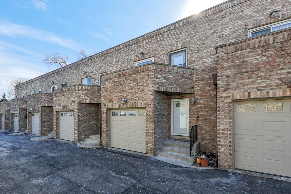 479 N Addison Ave unit B3, Elmhurst, IL 60126 - photo 1