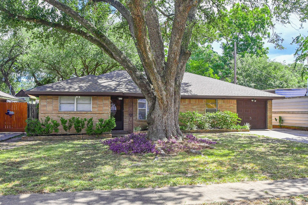 827 Judiway St, Houston, TX 77018 - photo 1