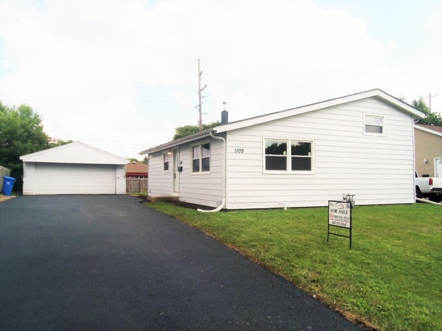 1109 Denver Dr, Carpentersville, IL 60110 - photo 1