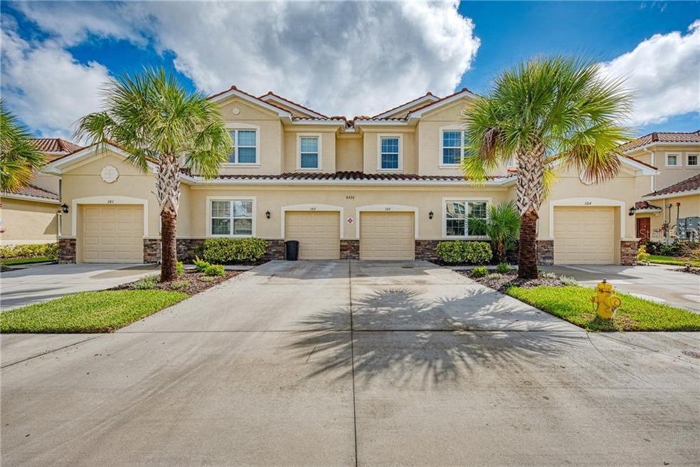 WELL MAINTAINED 3 BED, 2 BATH + DEN COACH HOME.