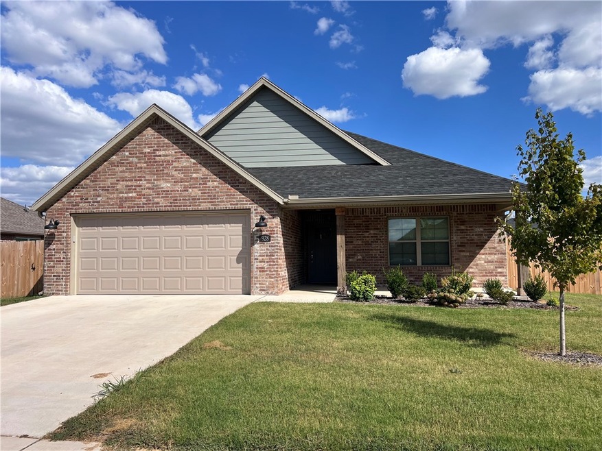 928 Sugar Pine St, Tontitown, AR 72762 - photo 1