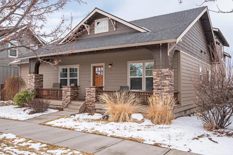 927 NW 17th St, Redmond, OR 97756 - photo 1