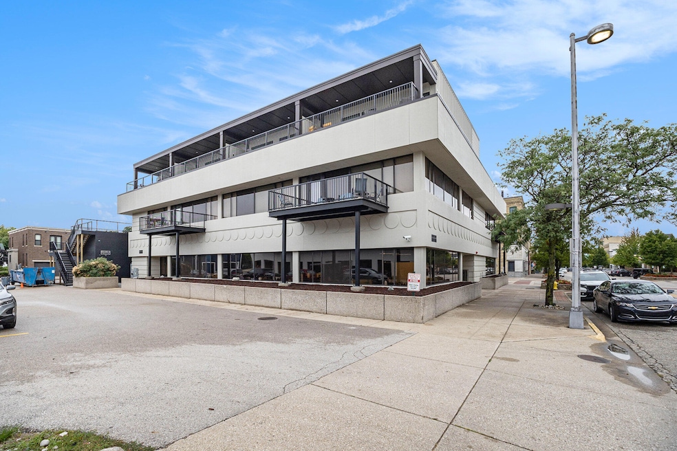 300 Washington Ave unit 4, Grand Haven, MI 49417 - photo 1