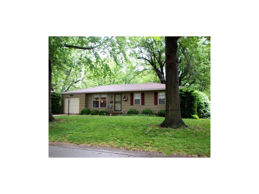 409 NW Village Dr, Lee's Summit MO 64063