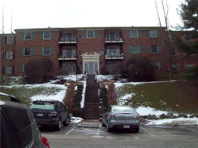 1040 Eve Dr unit K, Pittsburgh, PA 15216 - photo 1
