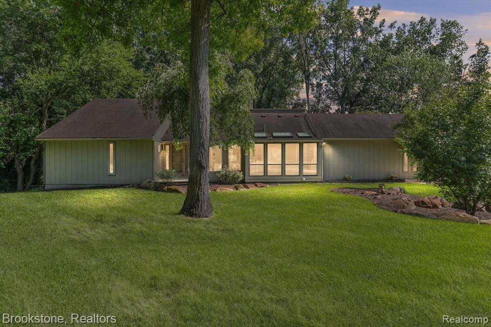 5843 Darbwood Ln, West Bloomfield, MI 48324 - photo 1