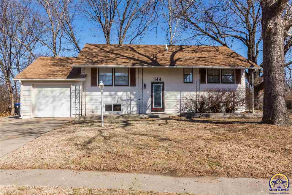 144 SW 40th Terrace, Topeka, KS 66609 - photo 1